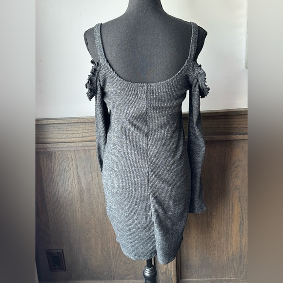 Hollister Charcoal Knit ribbed cold shoulder Dress Euc medium - Picture 3 of 8